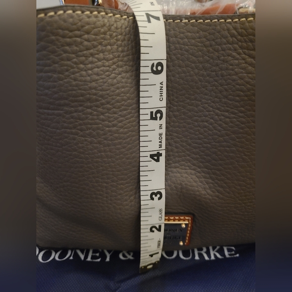 Dooney & Bourke Mini Barlow Satchel Para Mujer En Piel De Grano De Guijarro, Bolso Pequeño Con Correa De Hombro Ajustable Y Desmontable, Hueso, Talla Unica